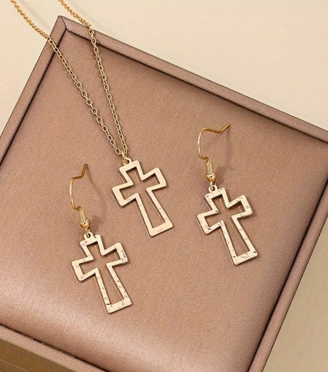 Gold hollow necklace